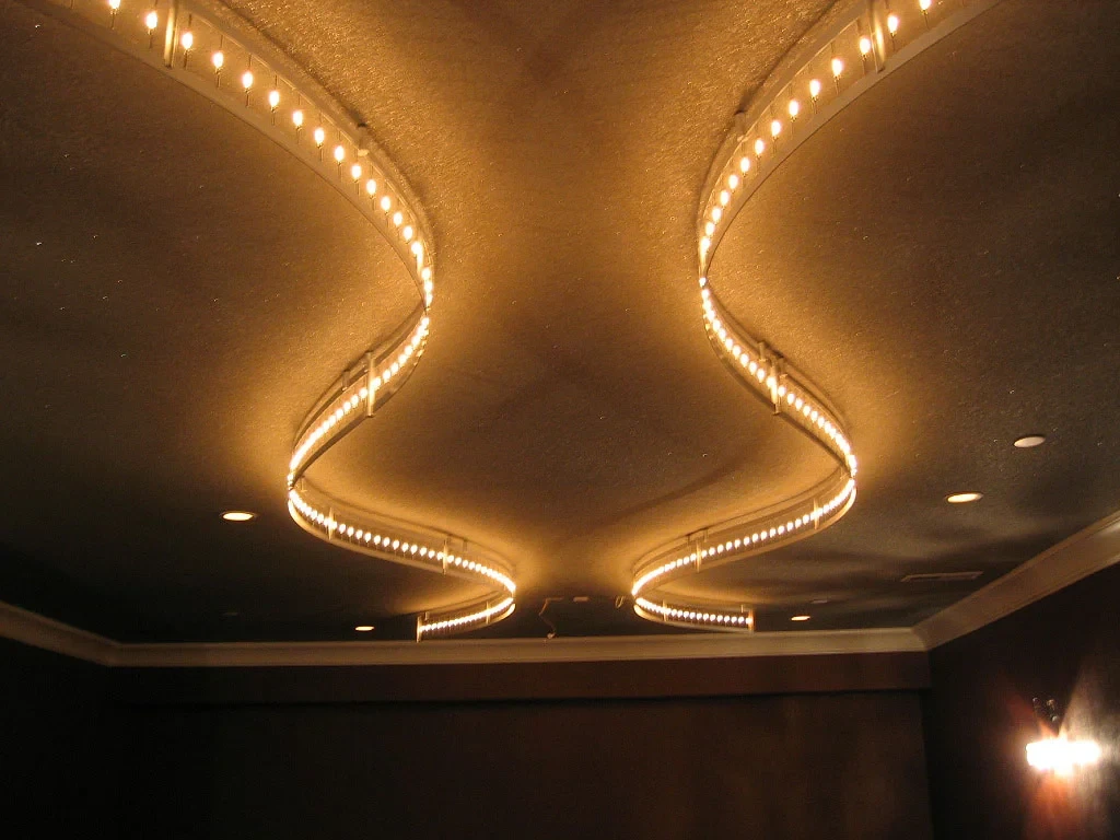 Accent lighting along a curved ceiling